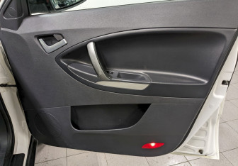 Подержанный автомобиль Geely Emgrand X7 2015 года (18 фото)