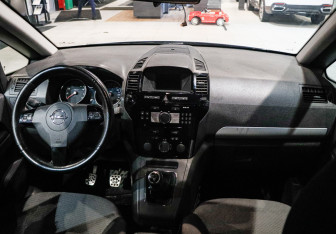 Подержанный автомобиль Opel Zafira Compactvan 2011 года (10 фото)