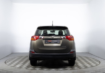Подержанный автомобиль Toyota RAV4 2013 года (6 фото)
