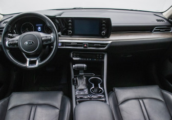 Подержанный автомобиль Kia K5 2021 года (13 фото)