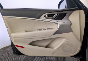 Подержанный автомобиль Genesis G70 2020 года (19 фото)