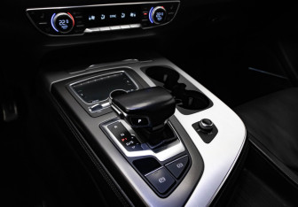 Подержанный автомобиль Audi Q7 2016 года (19 фото)