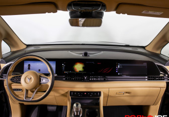 Подержанный автомобиль Voyah Dream 2023 года (13 фото)