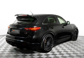 Подержанный автомобиль Infiniti QX70 2015 года (5 фото)