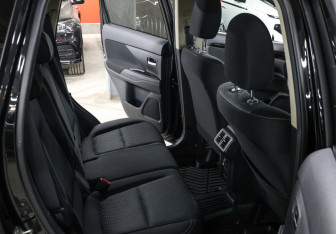 Подержанный автомобиль Mitsubishi Outlander 2019 года (12 фото)