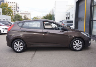 Подержанный автомобиль Hyundai Solaris Hatchback 2015 года (4 фото)