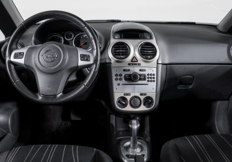 Подержанный автомобиль Opel Corsa 2006 года (12 фото)