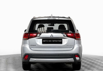 Подержанный автомобиль Mitsubishi Outlander 2018 года (6 фото)