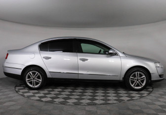 Подержанный автомобиль Volkswagen Passat Sedan 2010 года (4 фото)