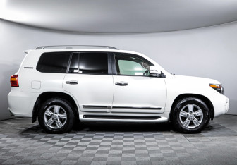Подержанный автомобиль Toyota Land Cruiser Suv 2014 года (4 фото)
