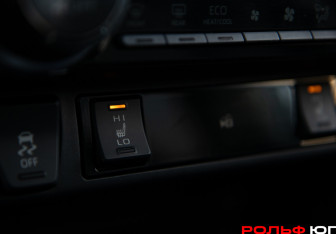 Подержанный автомобиль Toyota RAV4 2025 года (18 фото)