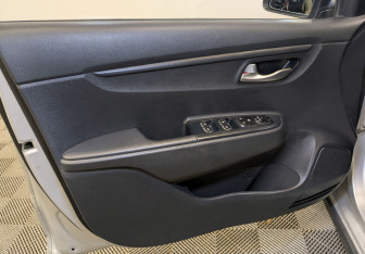 Подержанный автомобиль Kia Rio Hatchback 2021 года (17 фото)