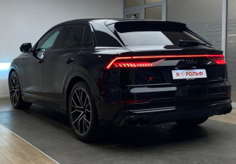 Подержанный автомобиль Audi Q8 2018 года (6 фото)