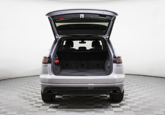 Подержанный автомобиль Volkswagen Touareg 2020 года (21 фото)