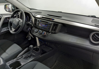 Подержанный автомобиль Toyota RAV4 2017 года (19 фото)