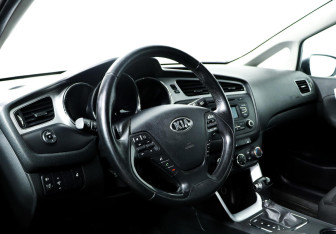 Подержанный автомобиль Kia Ceed Hatchback 2015 года (10 фото)