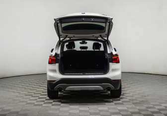 Подержанный автомобиль BMW X1 2016 года (19 фото)
