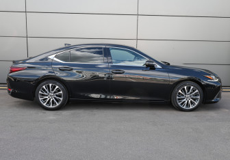 Подержанный автомобиль Lexus ES 2018 года (4 фото)