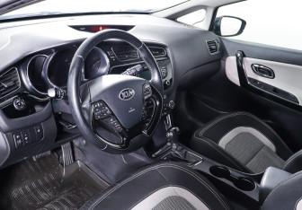 Подержанный автомобиль Kia Ceed Hatchback 2013 года (12 фото)