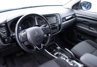 Подержанный автомобиль Mitsubishi Outlander 2019 года (9 фото)