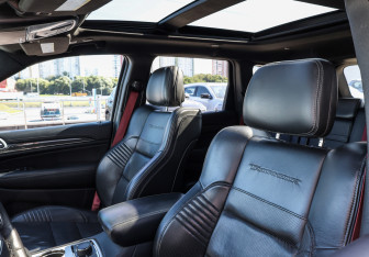 Подержанный автомобиль Jeep Grand Cherokee 2018 года (20 фото)