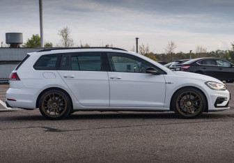 Подержанный автомобиль Volkswagen Golf R Wagon 2020 года (4 фото)