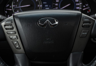 Подержанный автомобиль Infiniti QX80 2013 года (11 фото)