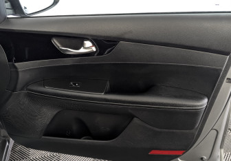 Подержанный автомобиль Kia Cerato Sedan 2018 года (24 фото)