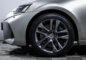 Подержанный автомобиль Lexus IS Sedan 2018 года (15 фото)
