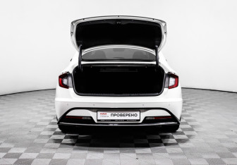 Подержанный автомобиль Hyundai Sonata 2020 года (13 фото)