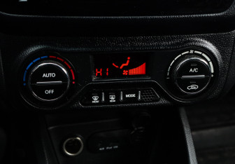 Подержанный автомобиль Kia Rio Hatchback 2012 года (17 фото)