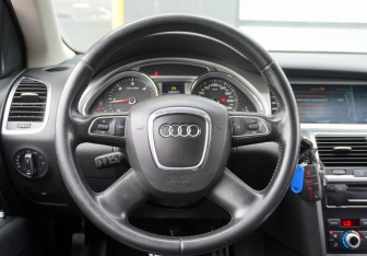 Подержанный автомобиль Audi Q7 2010 года (15 фото)