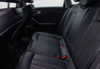 Подержанный автомобиль Audi A4 Sedan 2017 года (11 фото)