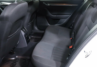 Подержанный автомобиль Skoda Octavia Liftback 2017 года (14 фото)