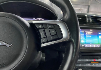 Подержанный автомобиль Jaguar F-Pace 2019 года (16 фото)