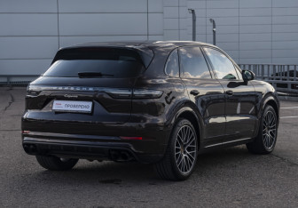 Подержанный автомобиль Porsche Cayenne 2019 года (6 фото)