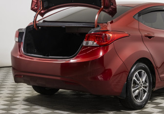 Подержанный автомобиль Hyundai Elantra Sedan 2011 года (18 фото)