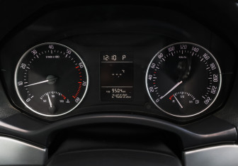 Подержанный автомобиль Skoda Octavia Liftback 2011 года (10 фото)