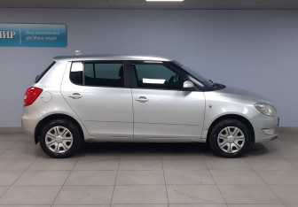 Подержанный автомобиль Skoda Fabia Hatchback 2010 года (4 фото)