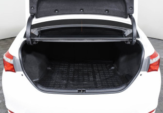 Подержанный автомобиль Toyota Corolla Sedan 2015 года (15 фото)