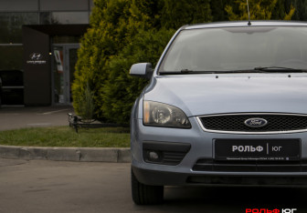 Подержанный автомобиль Ford Focus Sedan 2006 года (18 фото)