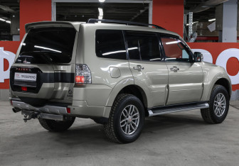Подержанный автомобиль Mitsubishi Pajero 2017 года (5 фото)
