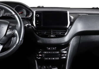 Подержанный автомобиль Peugeot 208 2013 года (14 фото)