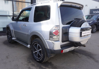 Подержанный автомобиль Mitsubishi Pajero 2009 года (7 фото)