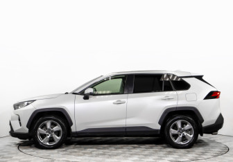 Подержанный автомобиль Toyota RAV4 2021 года (6 фото)