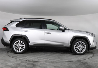 Подержанный автомобиль Toyota RAV4 2021 года (4 фото)