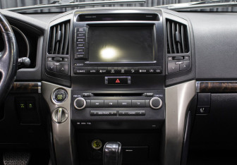 Подержанный автомобиль Toyota Land Cruiser Suv 2008 года (16 фото)