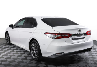 Подержанный автомобиль Toyota Camry Sedan 2019 года (7 фото)