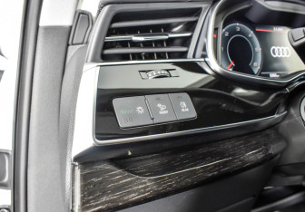 Подержанный автомобиль Audi Q7 2021 года (15 фото)