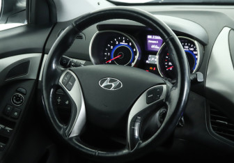 Подержанный автомобиль Hyundai Elantra Sedan 2013 года (15 фото)